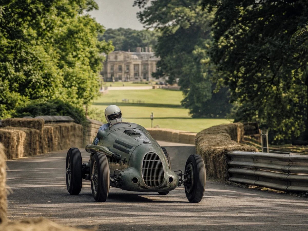 Klassisk tävlingsbil på backracet under Goodwood Festival of Speed