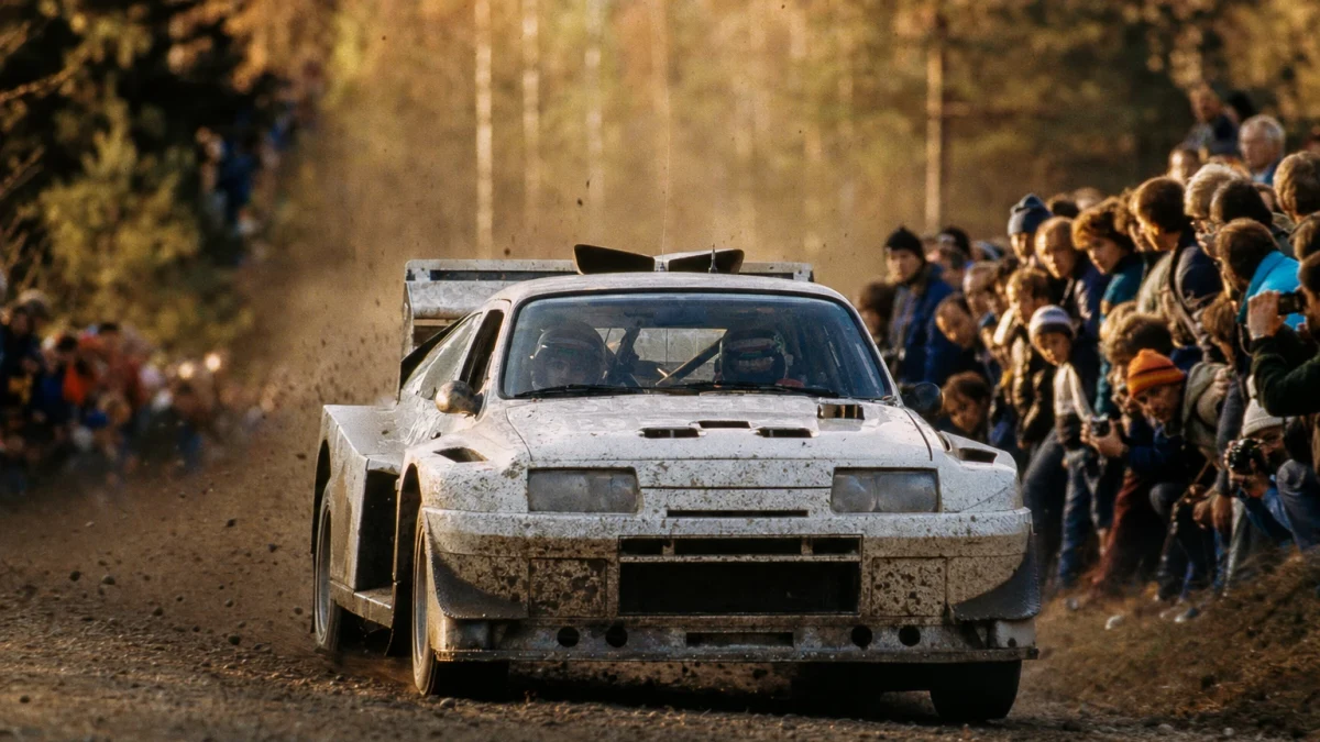 Fyrhjulsdriven Grupp B-rallybil på grusväg i högt tempo