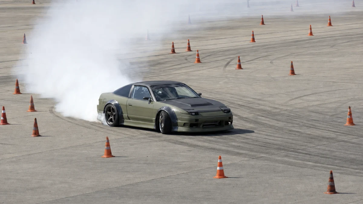 Motorsportmiljö som illustrerar gymkhana