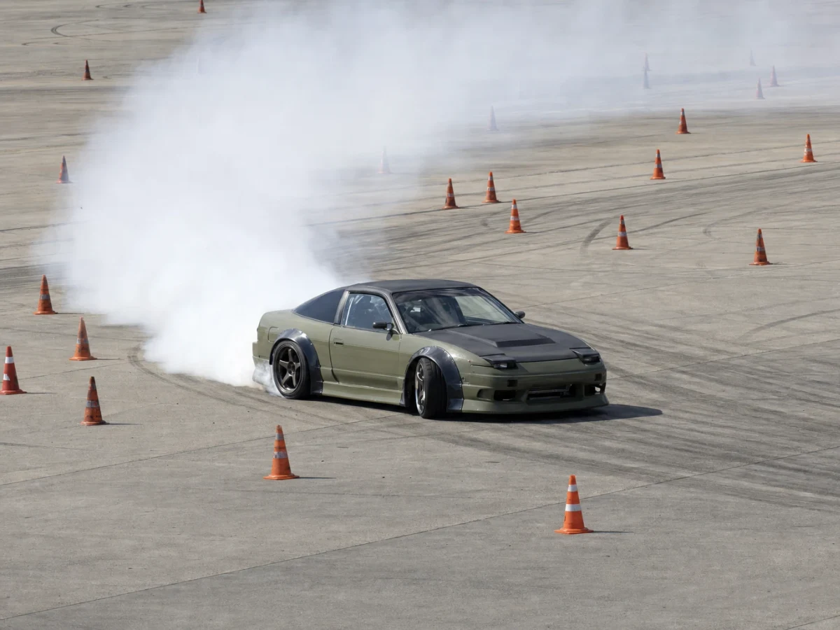 Motorsportmiljö som illustrerar gymkhana