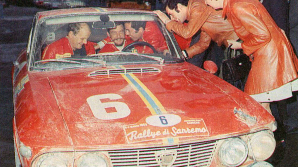 Rallybil i fart på en grusig specialsträcka.