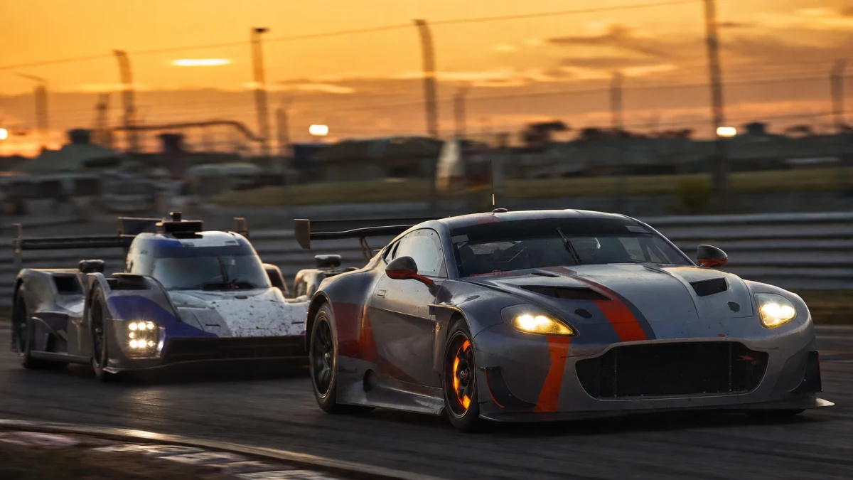 Sportvagnar av prototyp- och GT-typ på en amerikansk racerbana