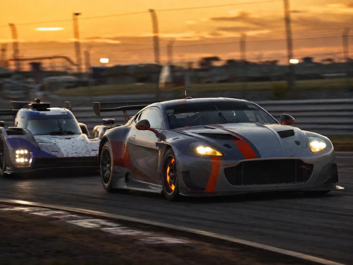 Sportvagnar av prototyp- och GT-typ på en amerikansk racerbana