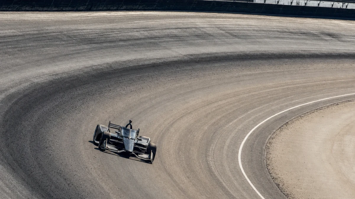 IndyCar-bilar i formation på startrakan inför Indianapolis 500 på den stora ovalen
