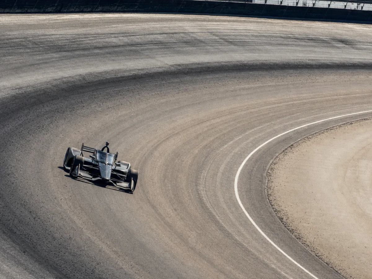 IndyCar-bilar i formation på startrakan inför Indianapolis 500 på den stora ovalen