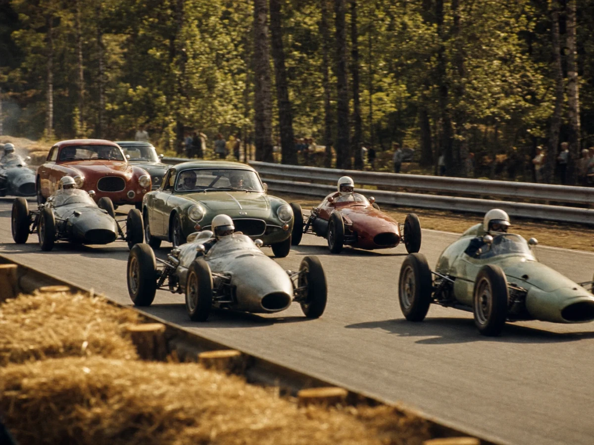 Racerbilar på en svensk permanent racerbana under en tävling