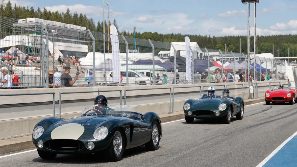 Racerbilar på bana under en motorsportfestival, illustrerar Karlskoga Motorsportvecka