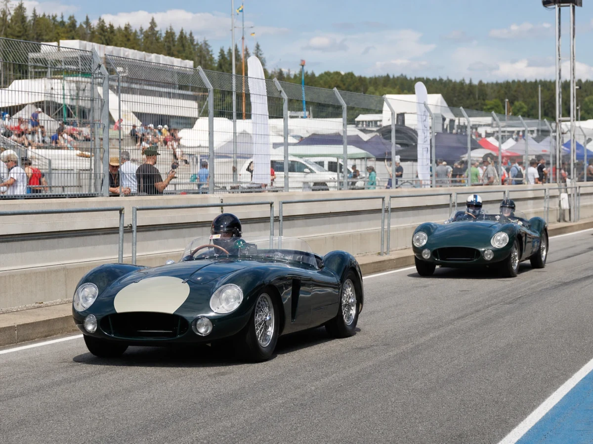 Racerbilar på bana under en motorsportfestival, illustrerar Karlskoga Motorsportvecka