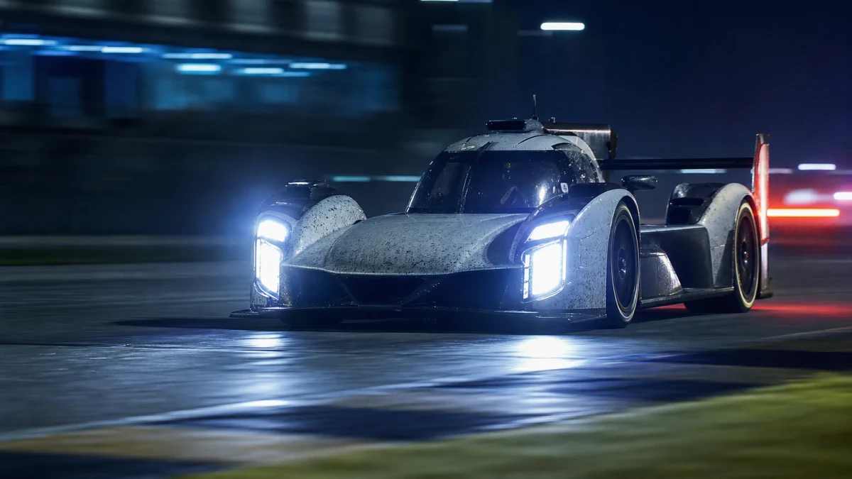 Hypercar-prototyp i kvällsljus på Circuit de la Sarthe under Le Mans 24-timmars