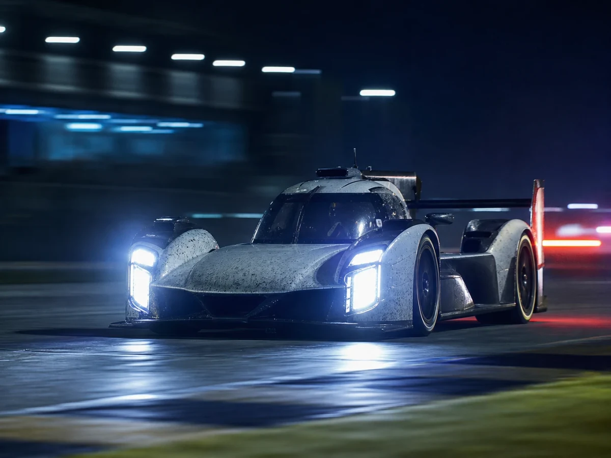 Hypercar-prototyp i kvällsljus på Circuit de la Sarthe under Le Mans 24-timmars