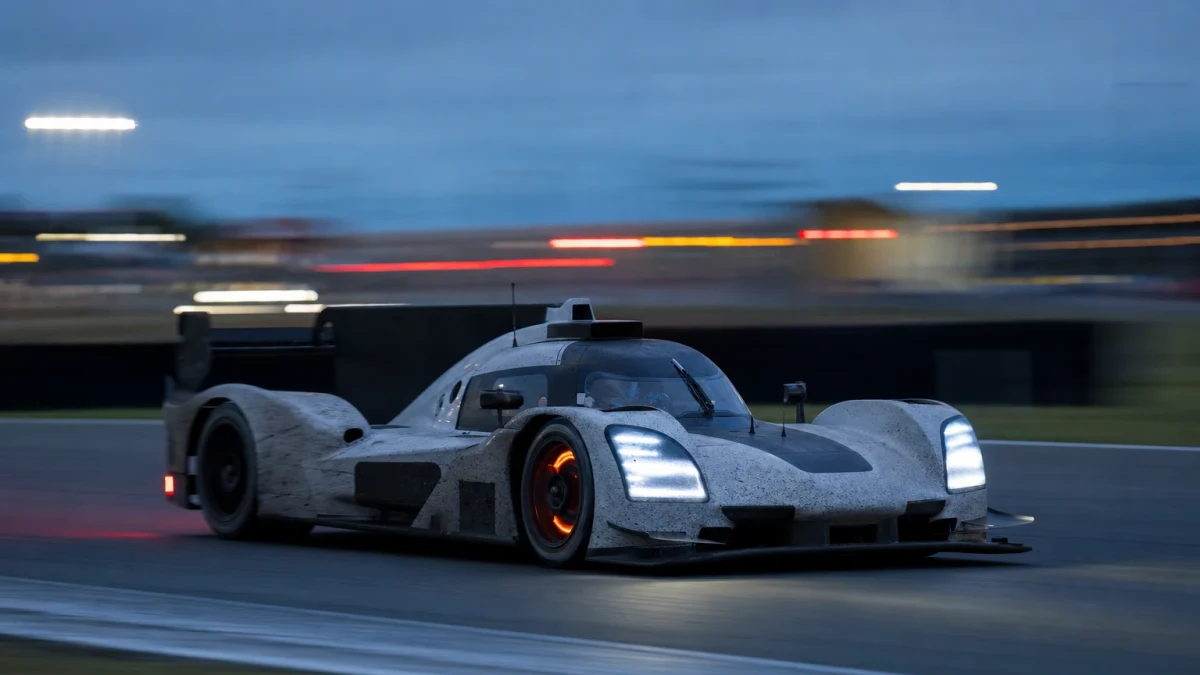 Sluten prototypbil i fart som illustrerar LMP2