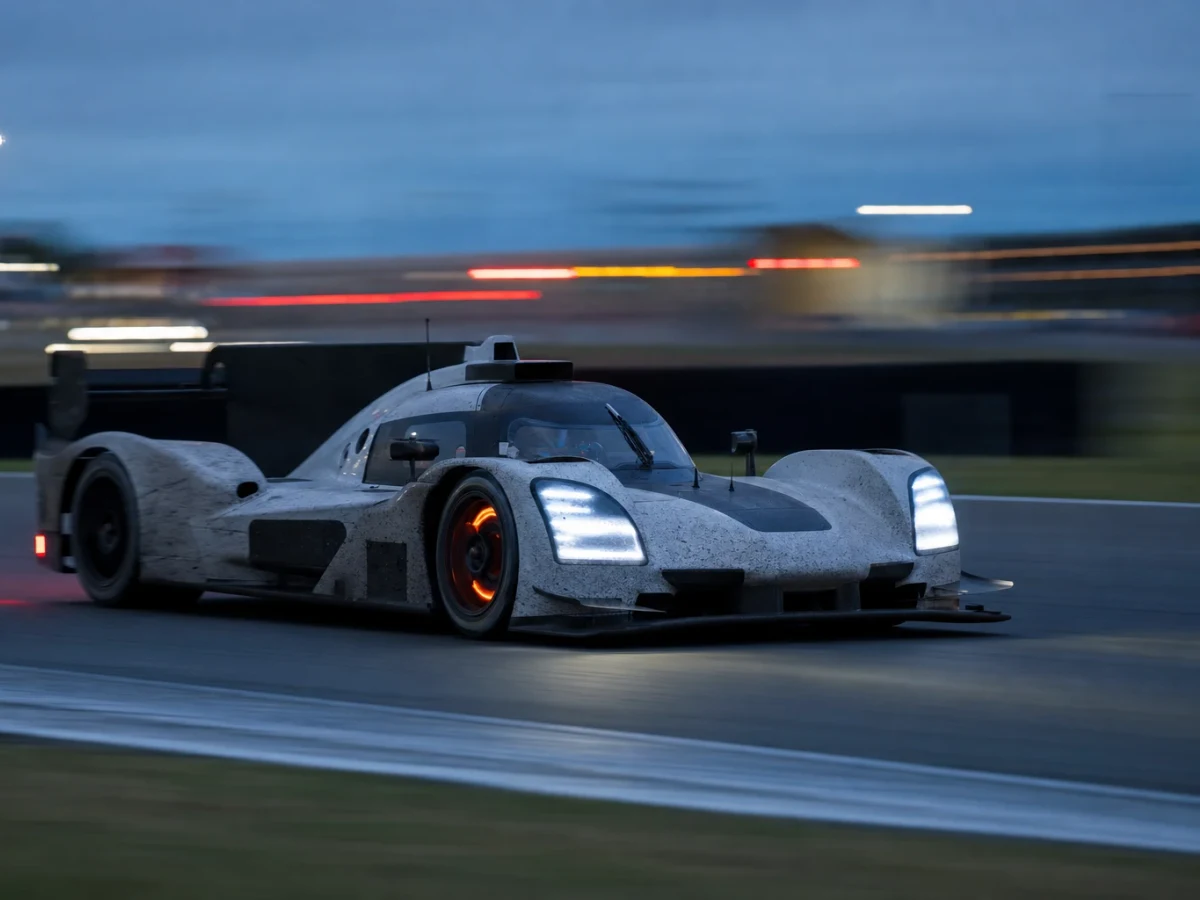 Sluten prototypbil i fart som illustrerar LMP2