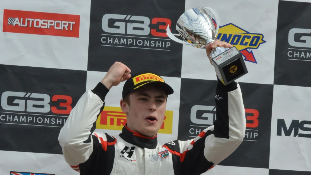 Luke Browning, brittisk racerförare i Williams förarakademi, i motorsportmiljö