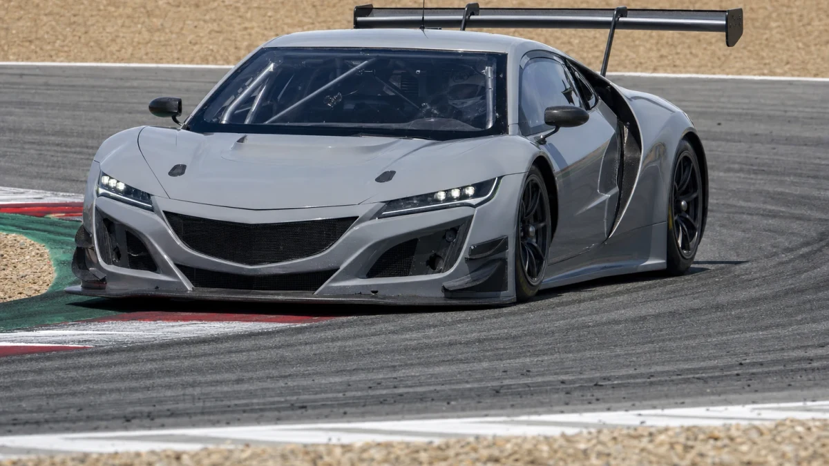 En GT3-racerbil med aerodynamiska tillägg på en asfalterad racerbana