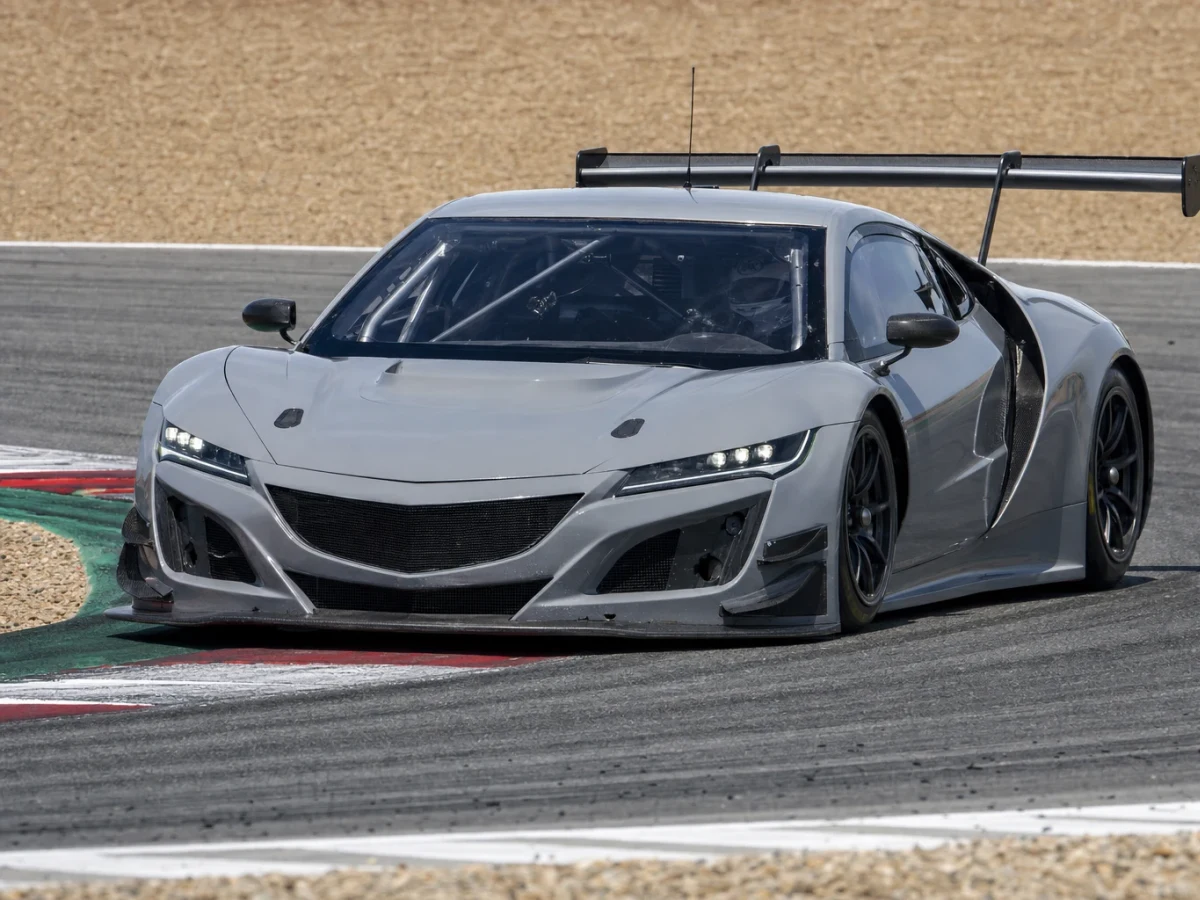 En GT3-racerbil med aerodynamiska tillägg på en asfalterad racerbana
