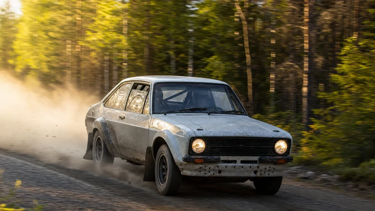 Historisk rallybil på svensk grusväg i ljus sommarnatt av Midnattssolsrallyts typ
