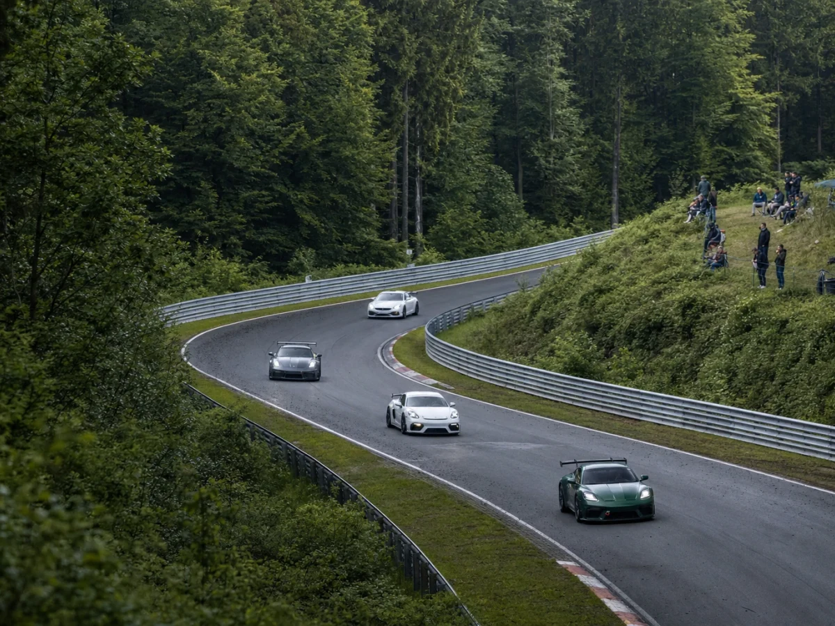 GT-bilar på en lång tävlingsbana omgiven av skog som illustrerar Nordschleife