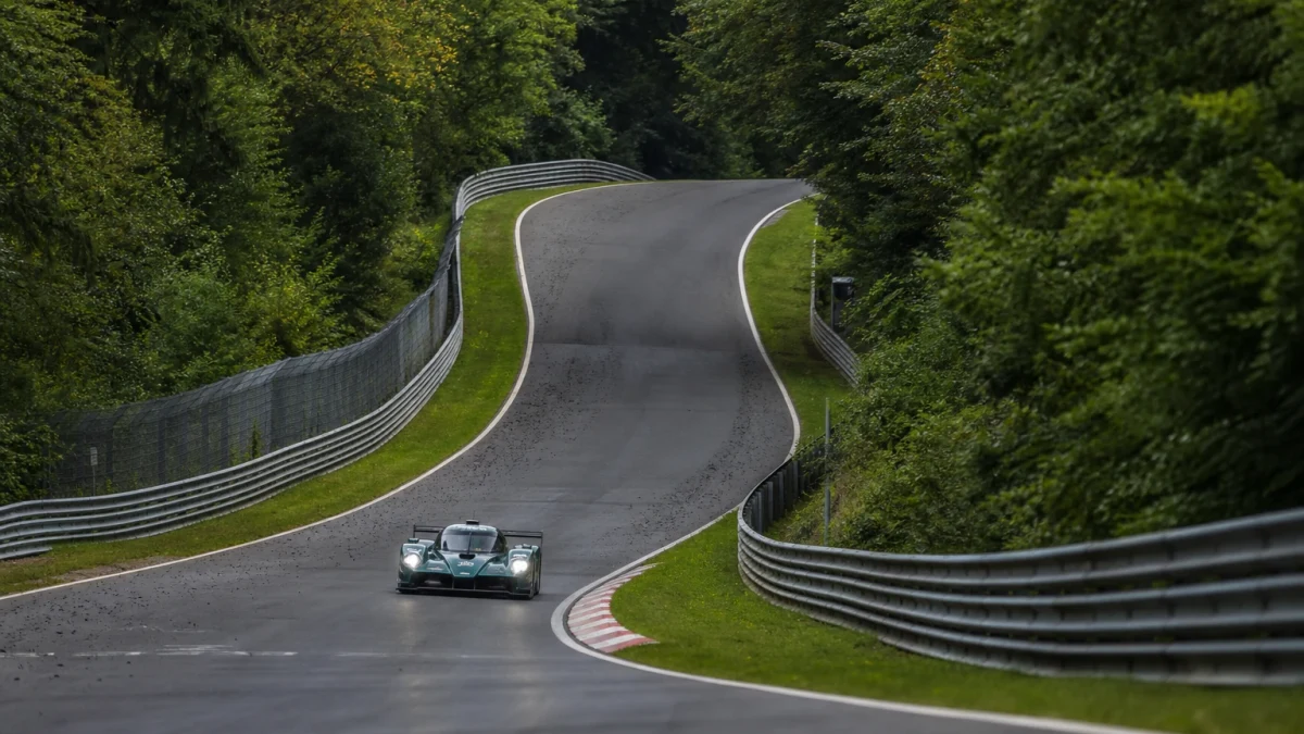 Racerbil på den slingrande Nordschleife-banan vid Nürburgring i Tyskland