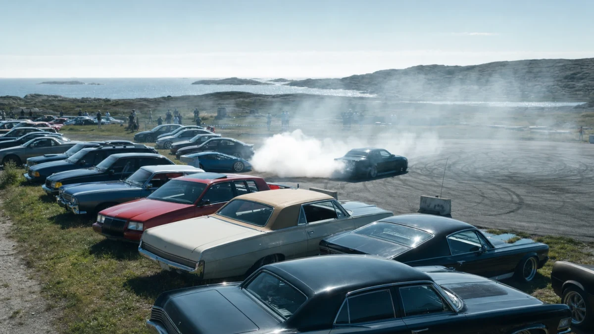 Uppställda fordon på en motorträff som illustrerar Orust Motorshow
