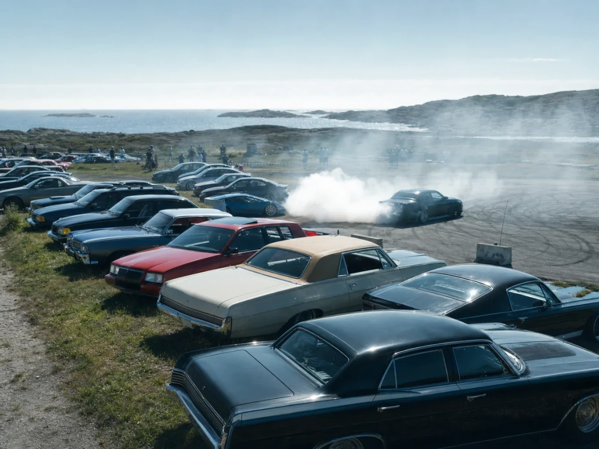 Uppställda fordon på en motorträff som illustrerar Orust Motorshow