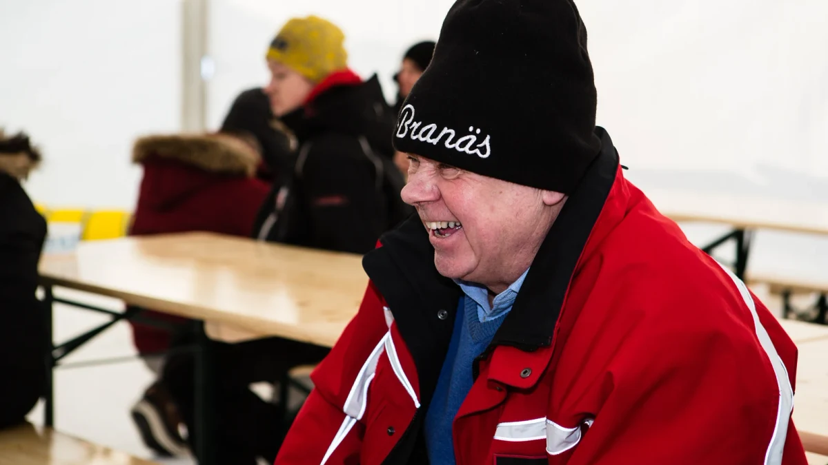 Rallybil som sladdar upp ett grusmoln på en skogsväg.