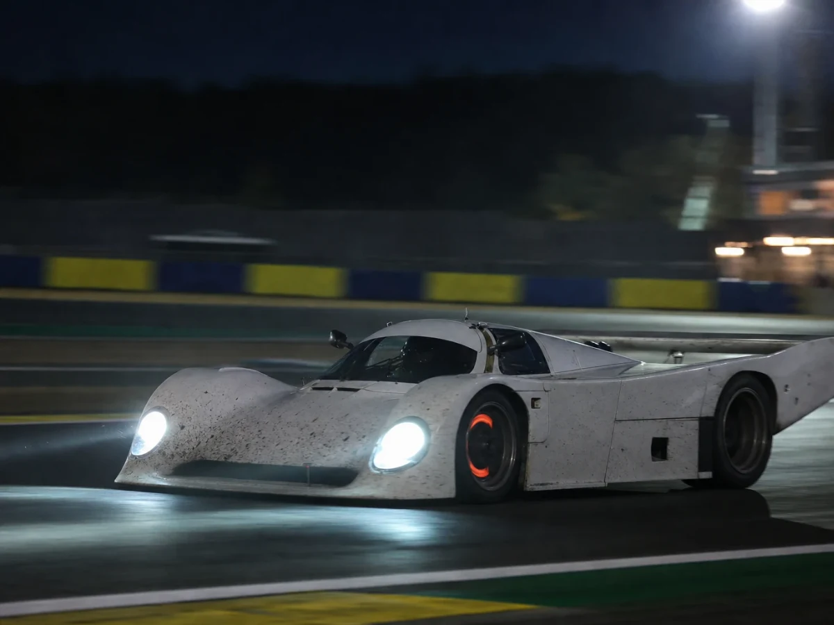 Porsche 956, en Grupp C-sportvagnsprototyp, på en racingbana
