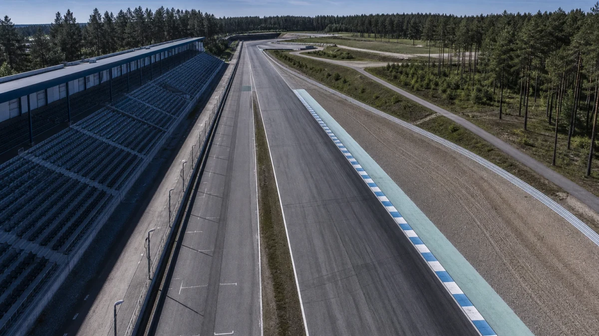 Racingbana sedd uppifrån med kurvor och depåområde, symbol för svenska banor