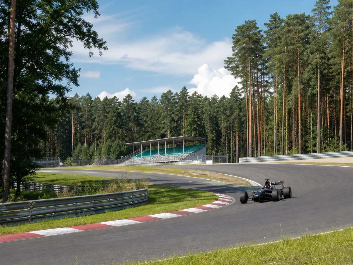 Racerbilar i en tät kurva på en svensk permanent racerbana.