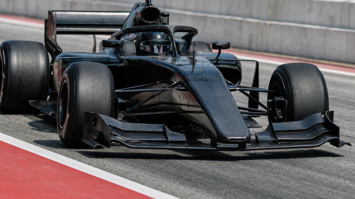 Formelbil byggd på ett Dallara-chassi på en racingbana