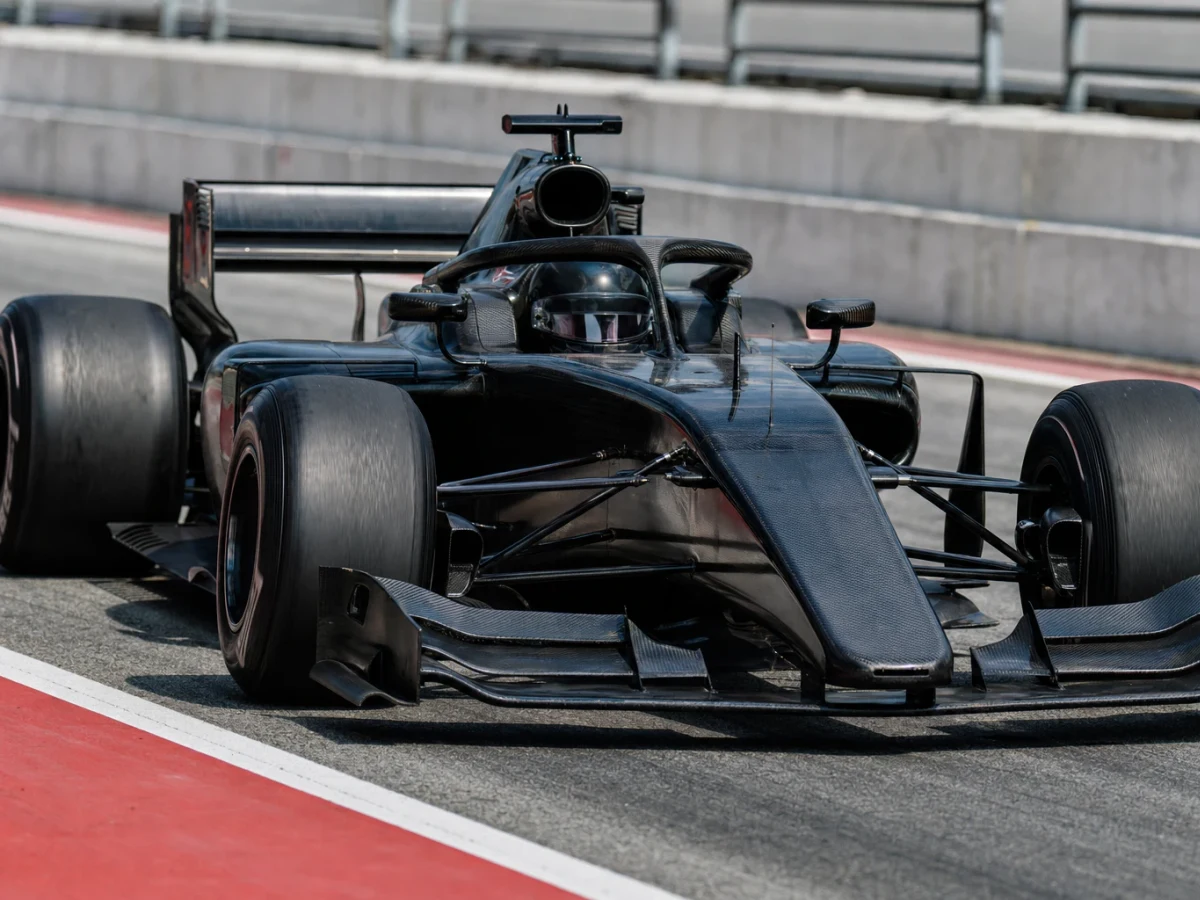 Formelbil byggd på ett Dallara-chassi på en racingbana