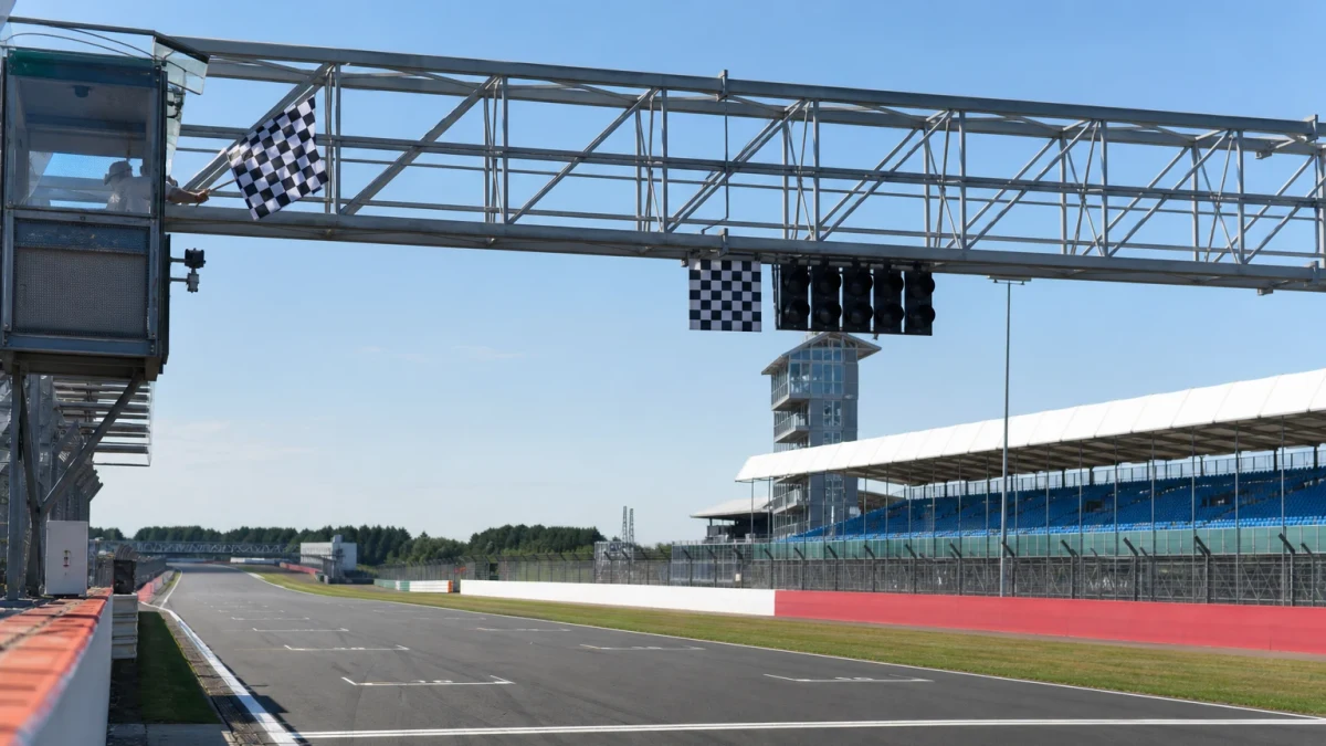 Startflagga och banmiljö som illustrerar motorsportens internationella förbund FIA