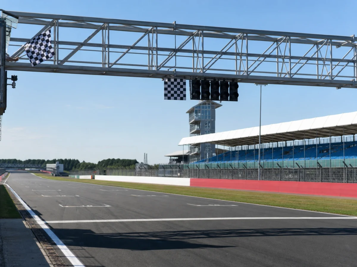 Startflagga och banmiljö som illustrerar motorsportens internationella förbund FIA
