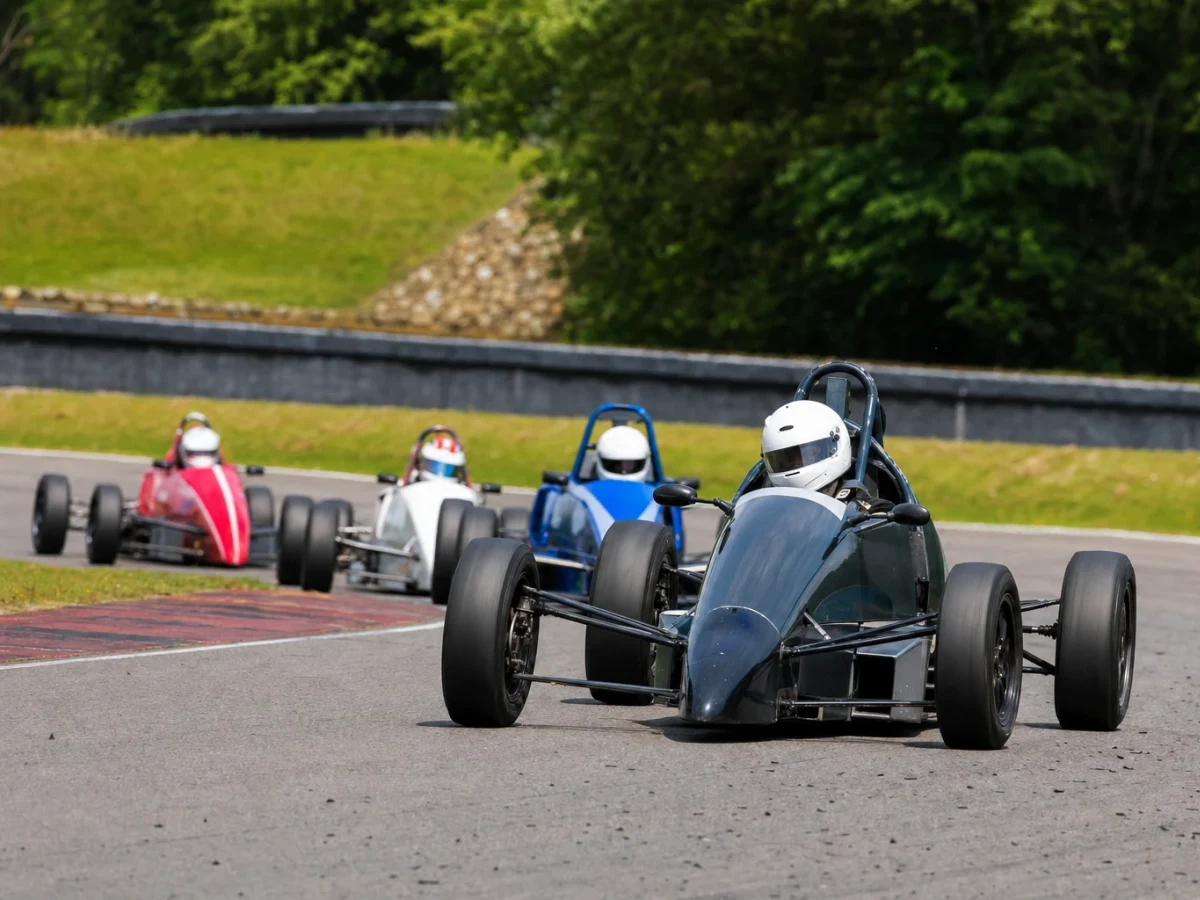 Motorsportmiljö som illustrerar Formel Ford
