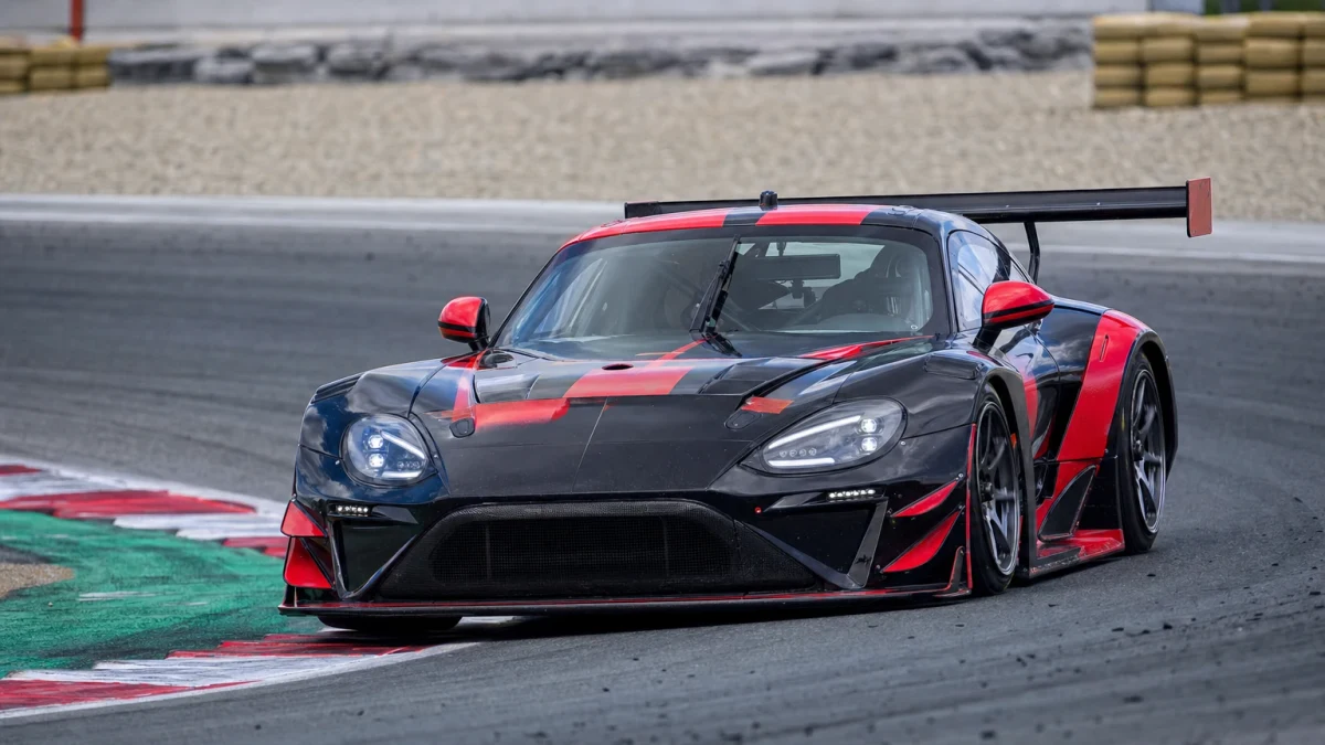 Nissan GT-R GT1-racerbil i svart och röd lackering på en racingbana