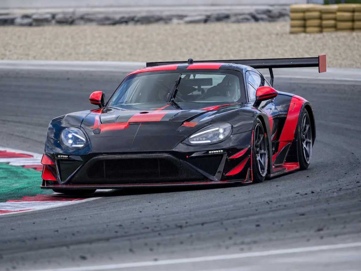 Nissan GT-R GT1-racerbil i svart och röd lackering på en racingbana