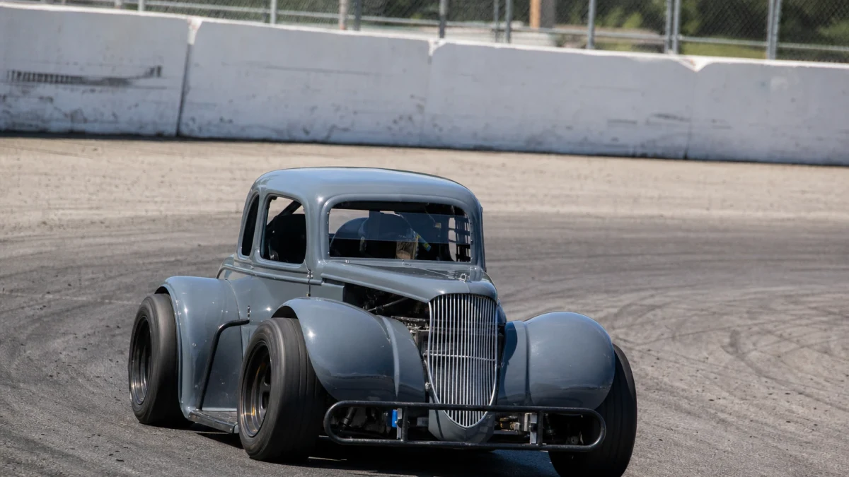 Liten retroinspirerad racerbil av Legend Car-typ på en bana