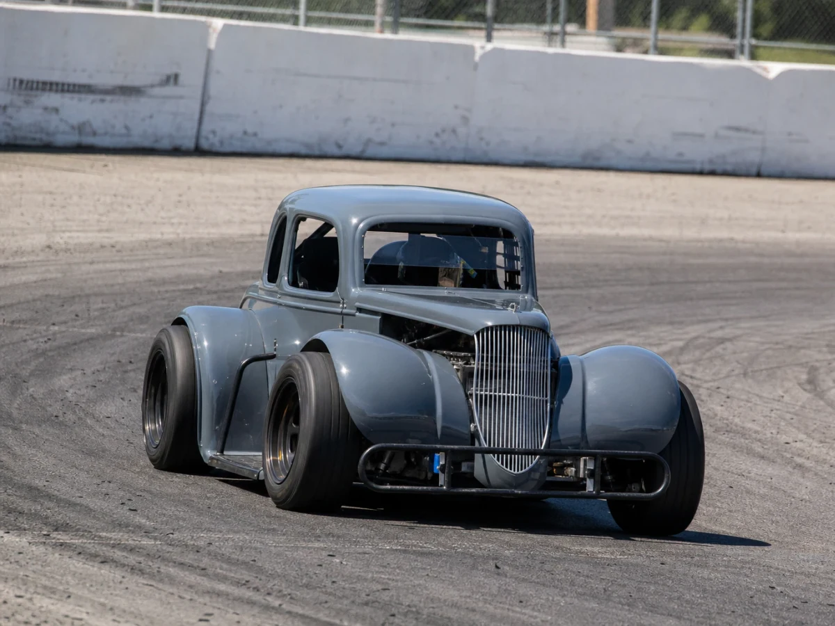 Liten retroinspirerad racerbil av Legend Car-typ på en bana