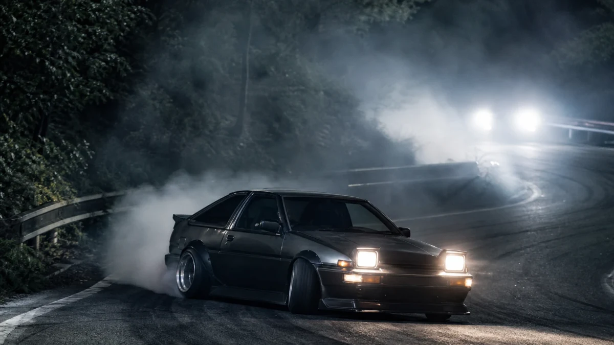 Toyota Corolla Levin AE86, en klassisk bakhjulsdriven sportkupé, på en bana