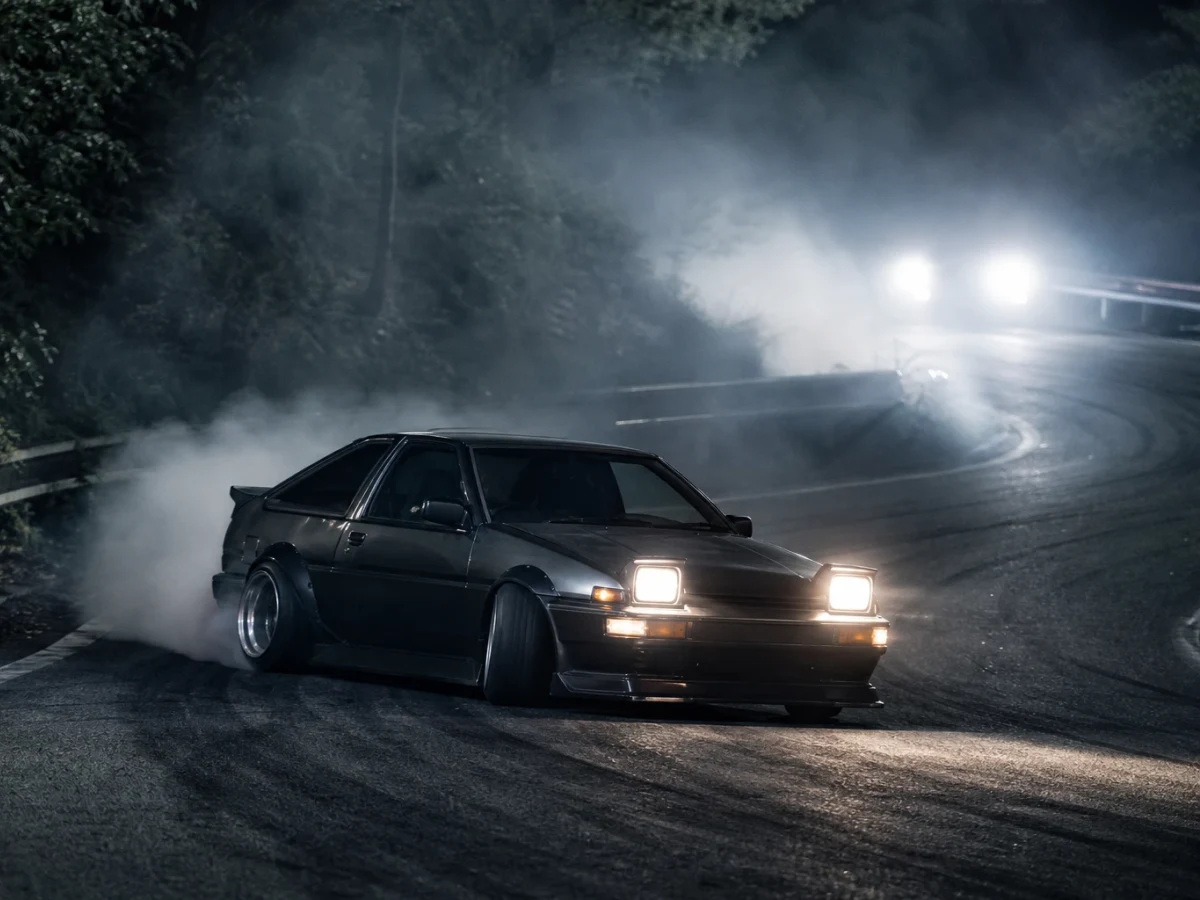 Toyota Corolla Levin AE86, en klassisk bakhjulsdriven sportkupé, på en bana