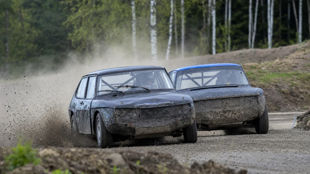 Rallycrossbilar som kör på en grusig norrländsk bana.