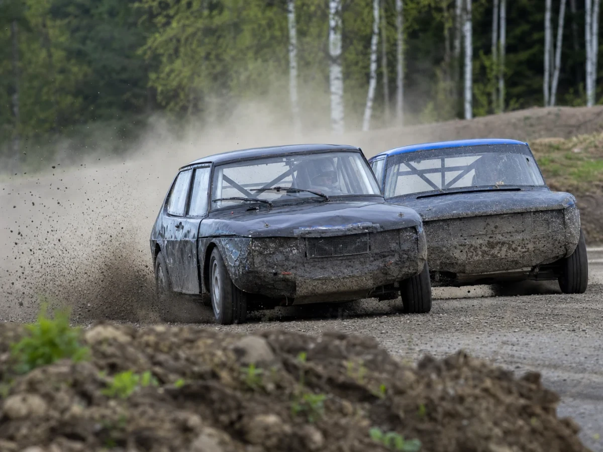 Rallycrossbilar som kör på en grusig norrländsk bana.