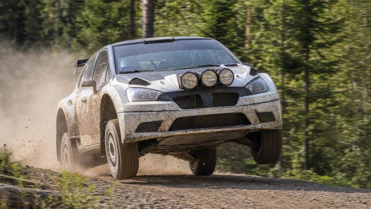 Fyrhjulsdriven rallybil som sladdar fram på en grusväg