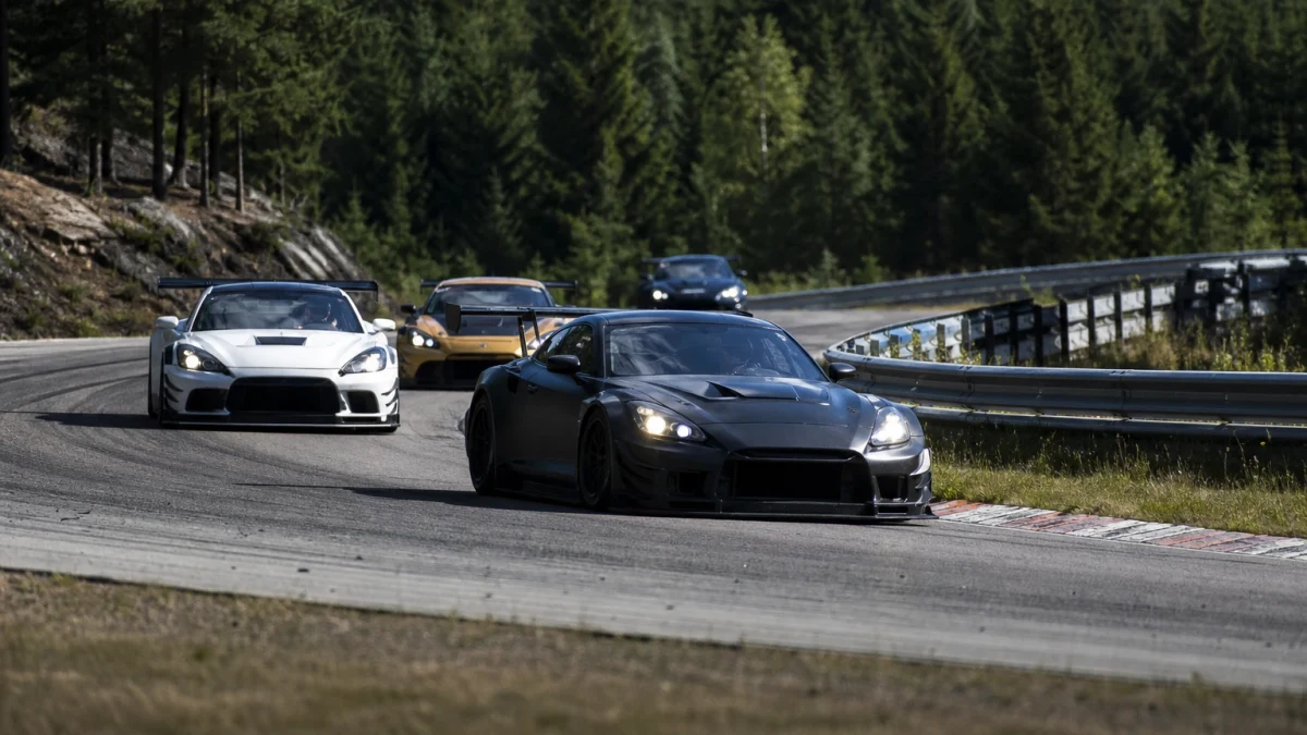Racingbilar på Rudskogen Motorsenter, Norges äldsta asfaltsbana i Rakkestad