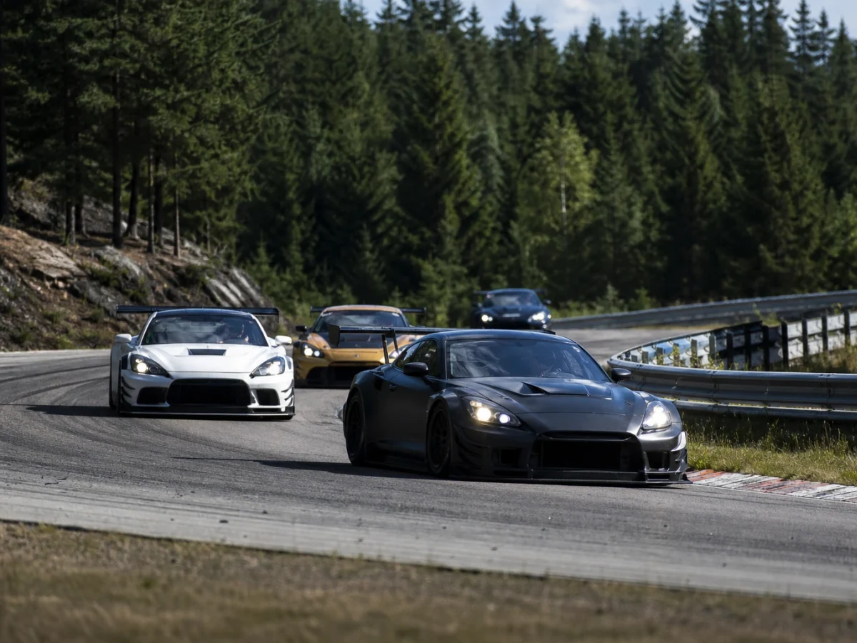 Racingbilar på Rudskogen Motorsenter, Norges äldsta asfaltsbana i Rakkestad