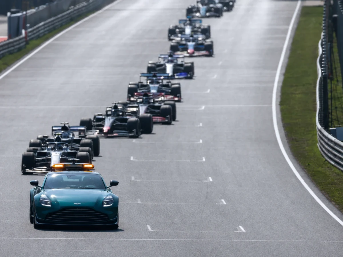 Motorsportmiljö som illustrerar safety car f1