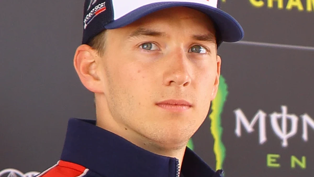 Rallycrossbil som lyfter över ett hopp på banan.
