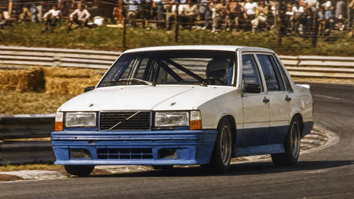 Kantig Volvo 240 i racingtrim på en asfaltsbana