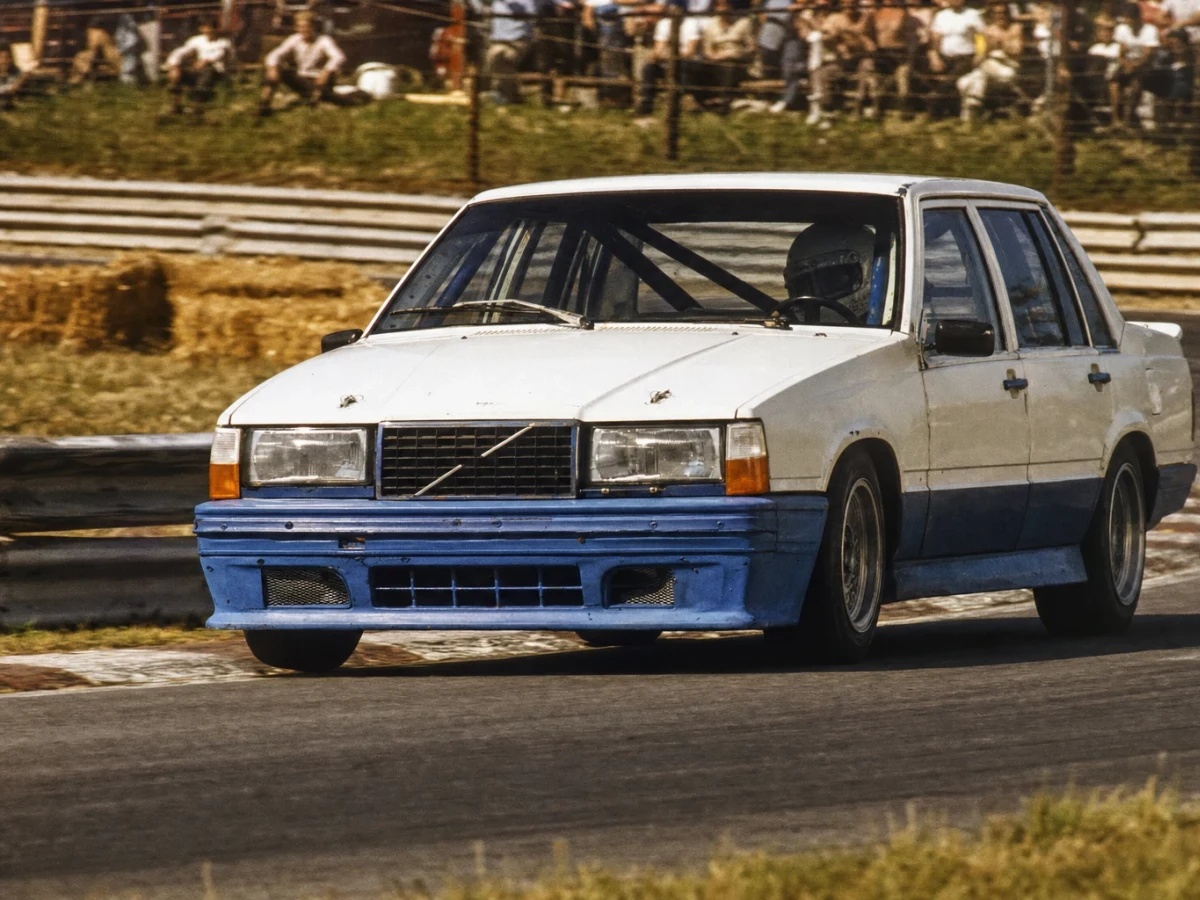 Kantig Volvo 240 i racingtrim på en asfaltsbana