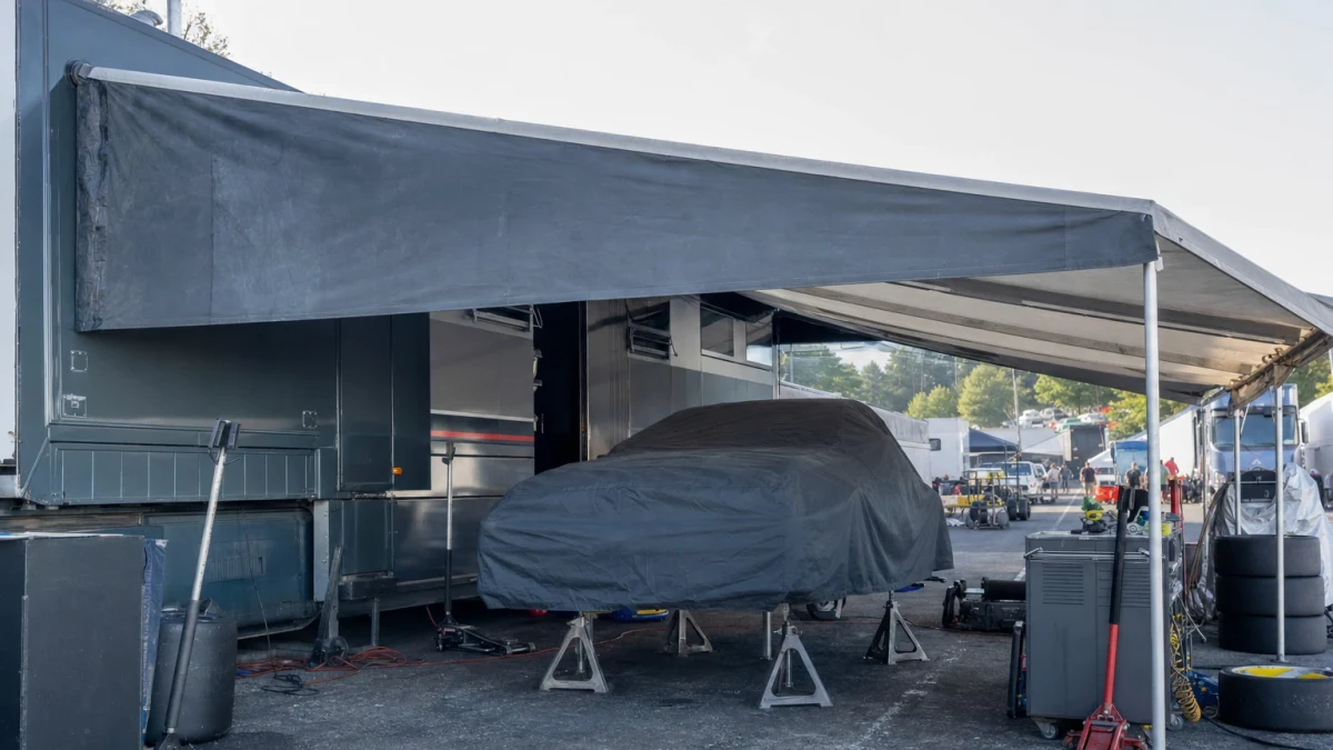 Motorsportmiljö som illustrerar det svenska racingteamet Ward Racing