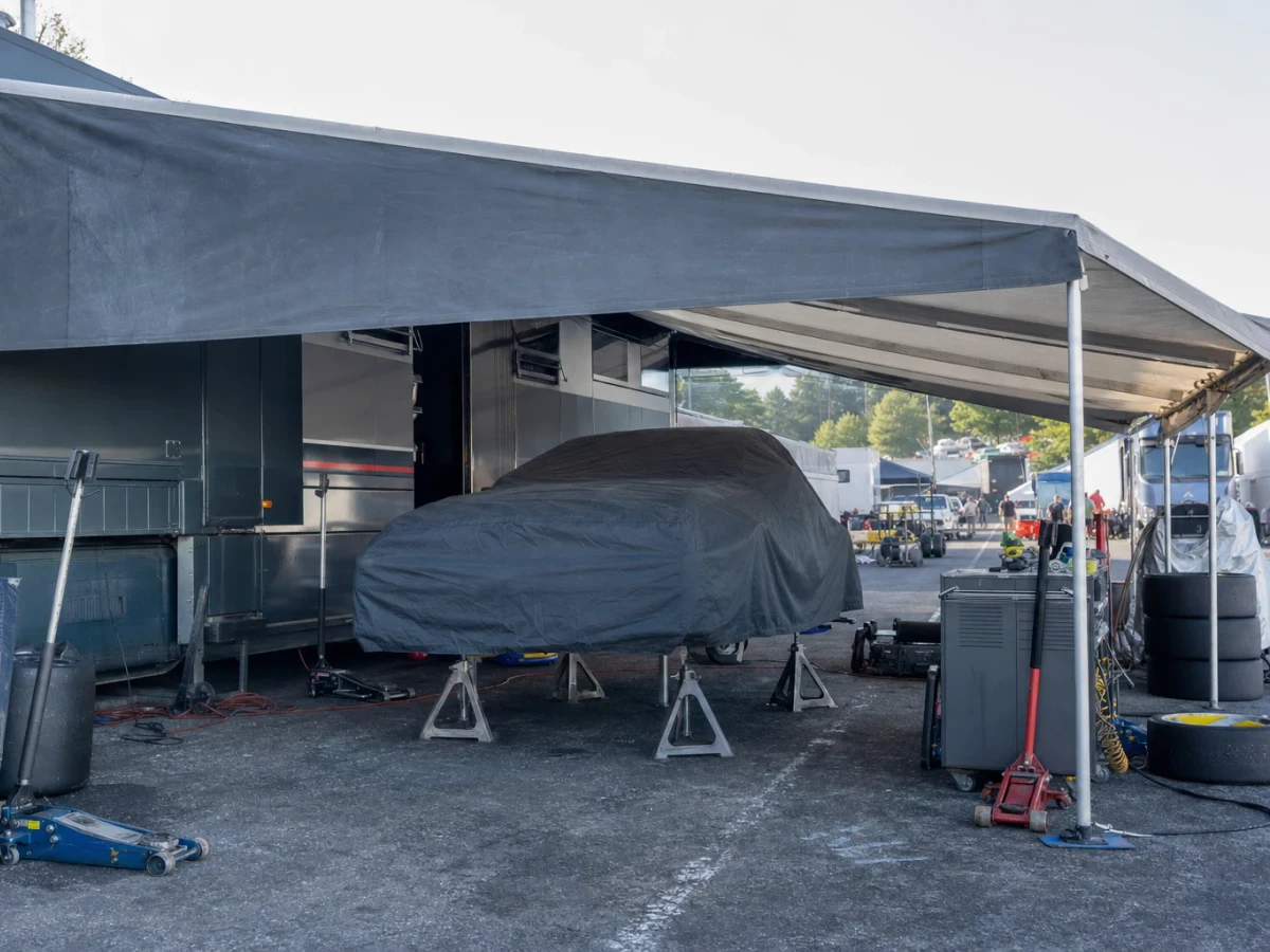 Motorsportmiljö som illustrerar det svenska racingteamet Ward Racing